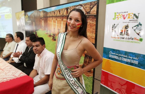 Inés Velázquez elegida señorita Yaguarón IP Paraguay