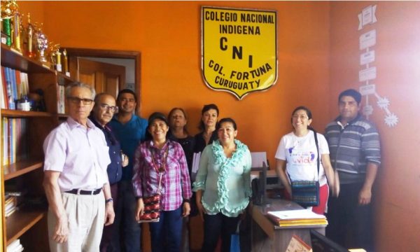 Alba Eiragi Duarte junto a las autoridades de la Escuela donde ejerció durante 5 años la noble labor de la docencia / Gentileza: facebook