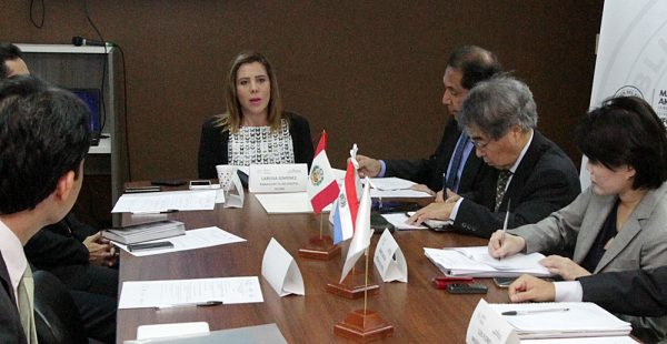 la directora de Paraguay TV HD Digital, Larissa Giménez, manifestando los avances de la implementación del servicio en el país / IP Paraguay