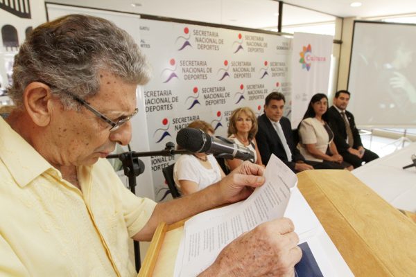 El hijo de Augusto, Carlos Roa, leyó el poema “Canto a los Remeros Paraguayos” / IP Paraguay