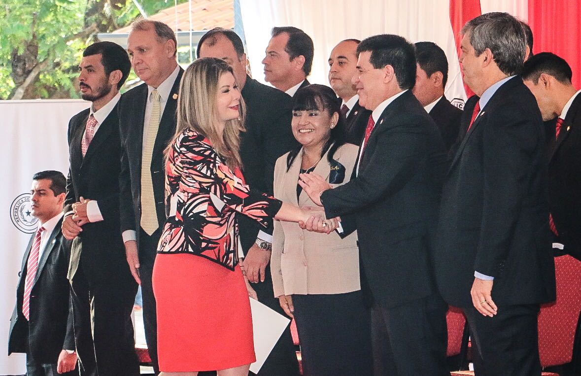 Teresita Palacios saluda al presidente Cartes. Foto: IP.