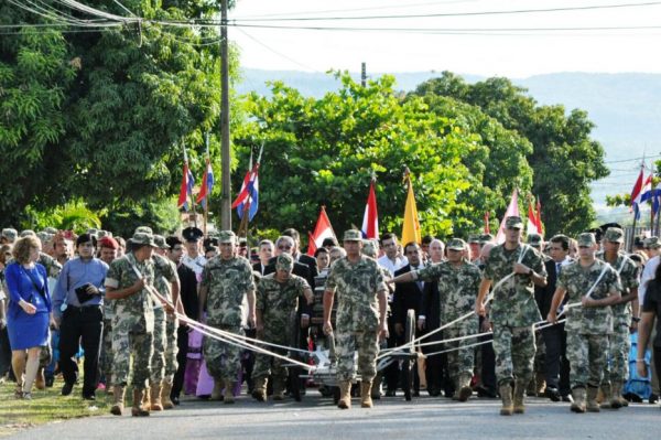 Militares trasportan la cureña que traslada el féretro del General José Eduvigis Díaz  desde la Estación del Ferrocarril hasta la Iglesia Virgen del Rosario de Pirayú / IP Paraguay