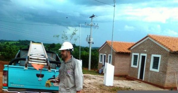 Funcionario de la ANDE realizando labores de electrificación en el asentamiento del distrito de Paso Yobai Foto: ANDE
