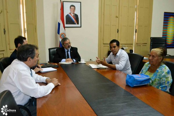 Reunión entre la Asociación de Vendedores y Productores de Poha Ñaña y el ministro de Cultura, Fernando Griffit. Foto SNC.