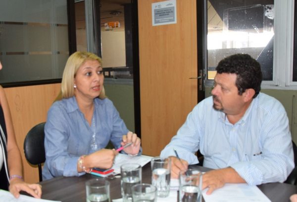 La representante de la Unesco en Paraguay, Delia Ramírez, y el director de Bienestar y Comunicación de la Sicom, Edward Bogado.