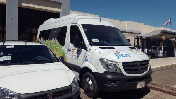 El minibús donado por la JICA y que fue entregada a la CHA este viernes / Gentileza