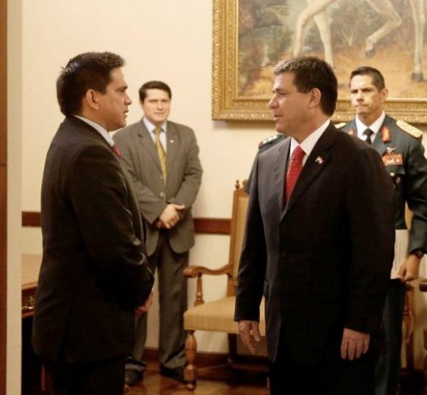El presidente Horacio Cartes, junto al ministro Juan Carlos Baruja / IP Paraguay