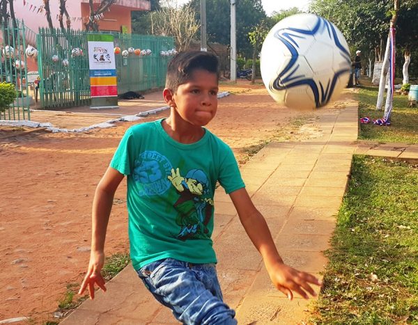 Los niños se aprestan para recibir a todos los visitantes al barrio de las pelotas Foto: Senatur