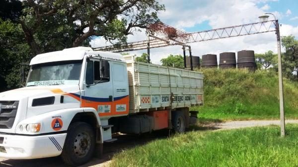 El camión de la SEN que trasportó los 2.175 mil litros de agua potable a 4.339 familias indígenas y rurales de los departamentos de Presidente Hayes, Boquerón y Alto Paraguay del Chaco paraguayo Foto: SEN