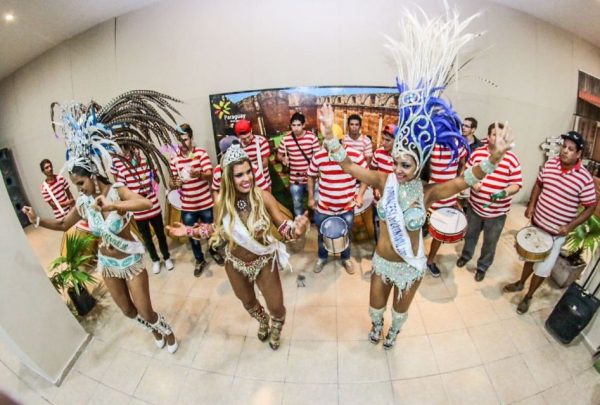 Milena Noguera la Reina del Carnaval Guaireño (centro) junto a las princesas carnavalescas / IP Paraguay