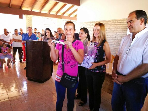 La ministra de la Senavitat junto a una de las beneficiarias al momento de realizar el sorteo para la adjudicación de la viviendas Foto: Senavitat