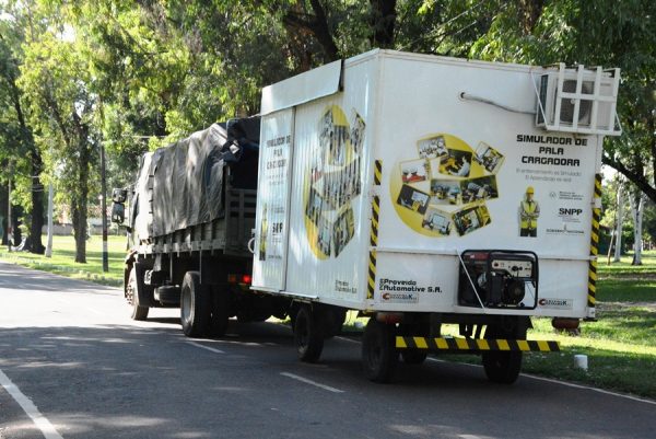 El simulador de pala cargadora al ser llevado al departamento de Concepción por militares del Destacamento de Ingeniería de Arroyito / Foto: SNPP