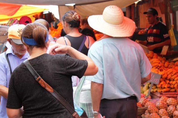 Los vendedores del Mercado 4 deben ser reubicados para despejar la vía por donde transitarán los Buses de Tránsito Rápido Foto: MOPC