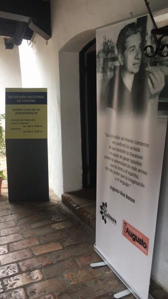 Otro banner en homenaje al escritor, ubicado en la Casa de la Independencia.