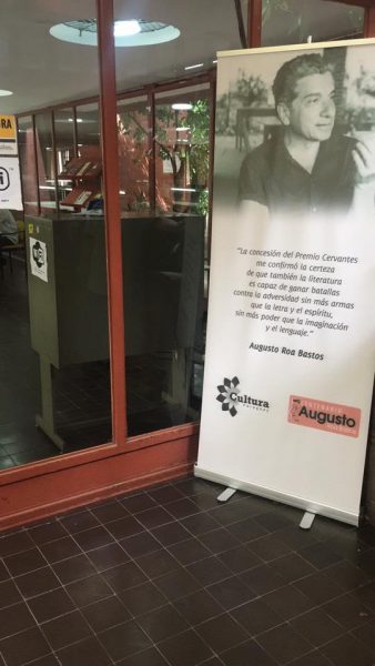 Banderín ubicado en la sede de la Biblioteca Nacional