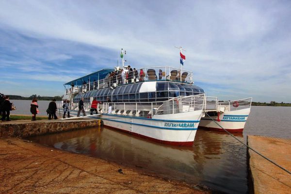 Catamarán de Itaipu aguarda a los visitantes para un recorrido por el lago Foto: Senatur 