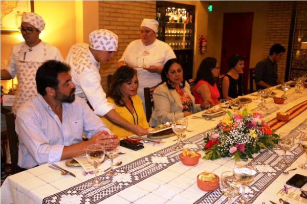 La ministra de Turismo, Marcela Bacigalupo, a punto de degustar uno de los platos de los flamantes egresados Foto: Senatur 