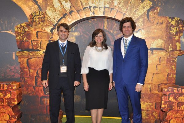 El viceministro de la Sicom, Rodney Acevedo, la ministra de Turismo, Marcela Bacigalupo, y el estratega de marcas José Torres. Foto IP.