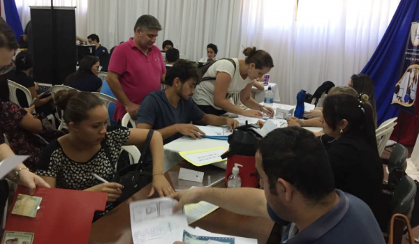 Se espera que más extranjeros puedan acercarse hasta este sábado a la Gobernación de Alto Paraná para poder regularizar su estadía en el país Foto: DGM