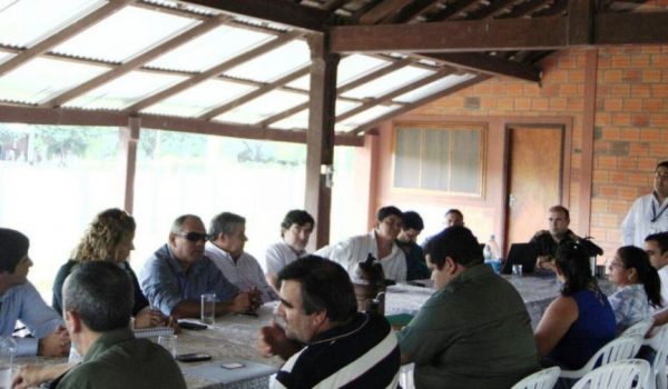La reunión mantenida este martes entre las autoridades migratorias de Paraguay y Argentina Foto: DGM