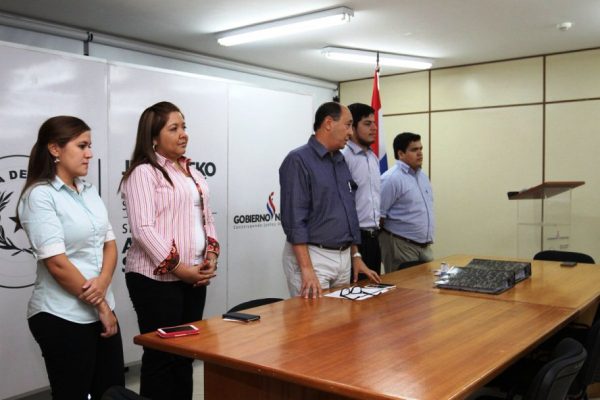 Representantes de la SAS durante el acto jurídico para el beneficio de las familias asentadas en territorios sociales Foto: SAS