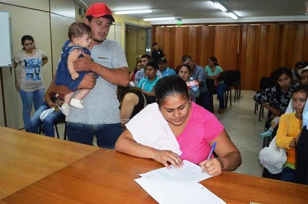 Una de las madres de familias que fue beneficiada con la titularidad del predio en el que actualmente reside Foto: SAS