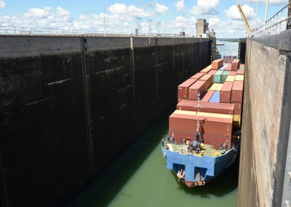 La embarcación pasando por la esclusa de la Entidad Binacional Yacyretá Foto: EBY