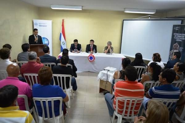 Acto de entrega de los subsidios a 29 compatriotas que retornaron al país Foto: Sederrec