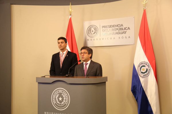 El ministro Santiago Peña y Luis Moreno. Foto Hacienda.