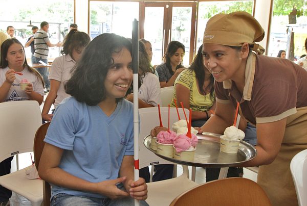 Los niños y niñas compartieron los ricos helados que ellos mismos solicitaron con la carta braile del menú que dispone Amandau / IP Paraguay