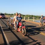 motociclista sin casco en ruta