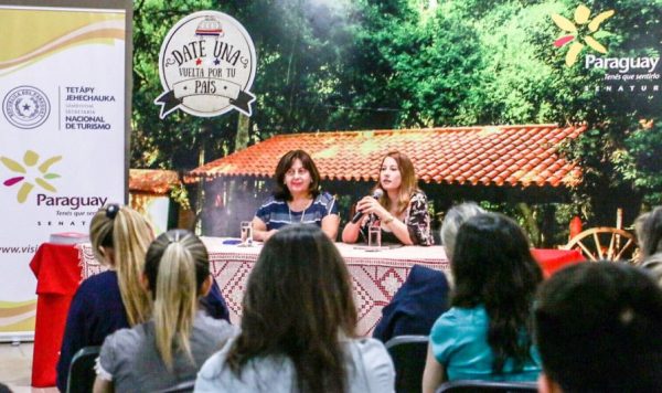 La encargada de comunicación de "Q-Guía" destacando las utilidades de la guía web, a la izquierda la directora de Marketing de la Senatur, Doris Penoni / IP Paraguay