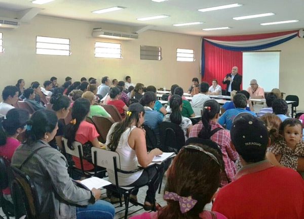 La charla informativa con egresados del SNPP de la ciudad de Coronel Oviedo interesados en acceder al programa de financiamiento dirigido a Emprendedores de la entidad estatal Foto: SNPP