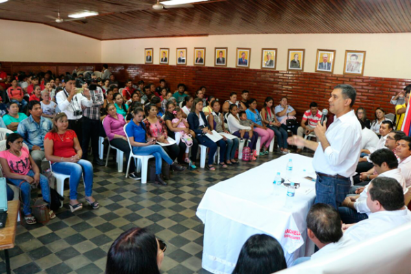 El ministro Héctor Cárdenas durante la firma de regularización de inmuebles en el distrito de Horqueta.. Foto SAS.