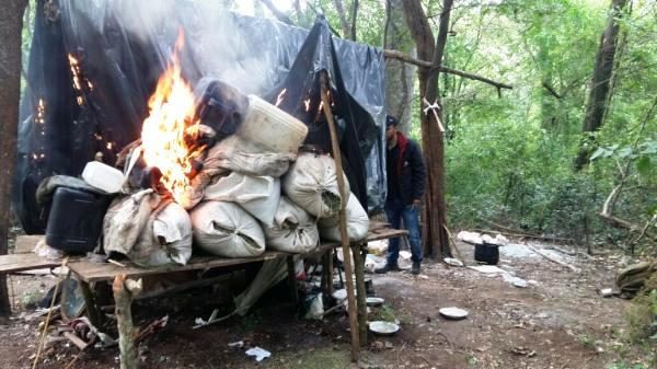 Uno de los campamentos que fue destruido por los Agentes de la Senad Foto: Gentileza Senad