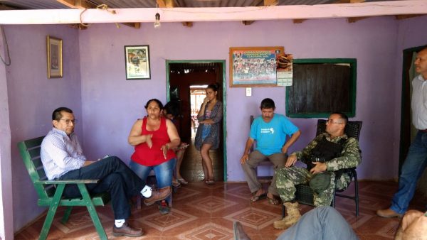 El ministro Tadeo Rojas durante su visita a Obdulia Florenciano de Morínigo. Foto Ministerio del Interior.