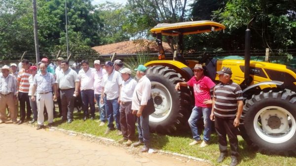 El tractor entregado a los agricultores del norte del país Foto: MAG