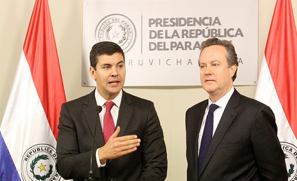 ministro peña y Douglas Peterson,