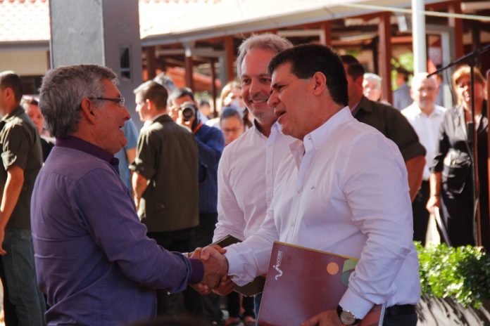 presidente entrego titulos en Alto Parana