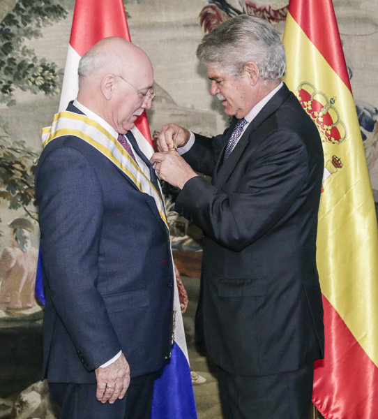 ACTO DE CONDECORACIÓN AL MINISTRO PARAGUAYO ELADIO LOIZAGA