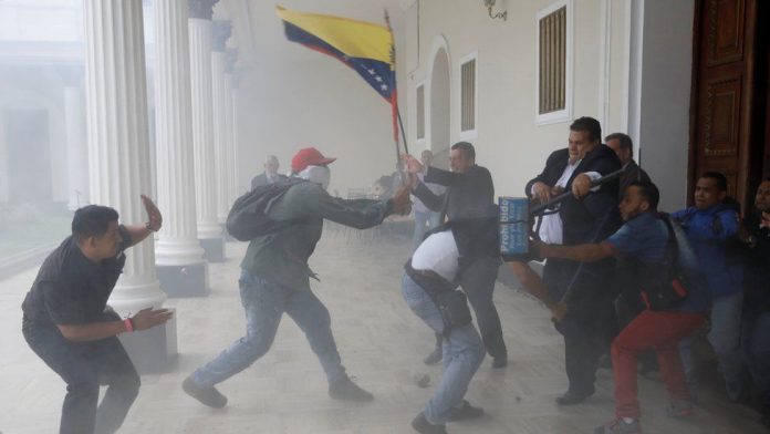 venezuela-parlamento-chavistas-diputados-disturbios