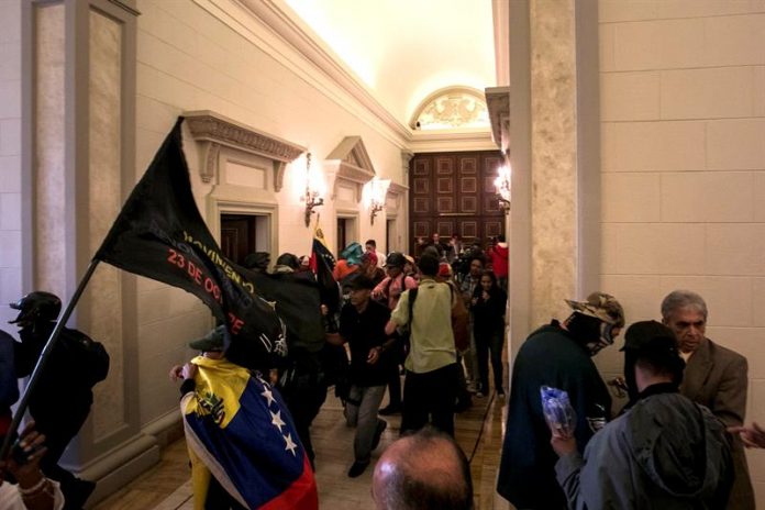venezuela-parlamento-chavistas-disturbios