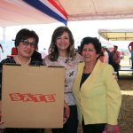 ministra marcela bacigalupo en la entrega de los equipos informaticos a posaderas