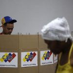 Una persona votando durante las elecciones para una Asamblea Constituyente en Caracas