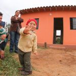 viviendas-caaguazu-sas-senavitat-familia-niño