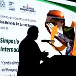 ministro de la sen en simposio sobre cambio climatico