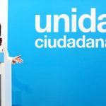 La expresidenta y candidata al Senado Cristina Fernández habla en una rueda de prensa en Buenos Aires.