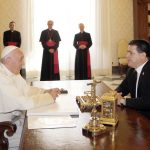 cartes con el papa en e vaticano