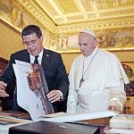 papa francisco con cartes