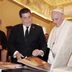 papa francisco con cartes 2